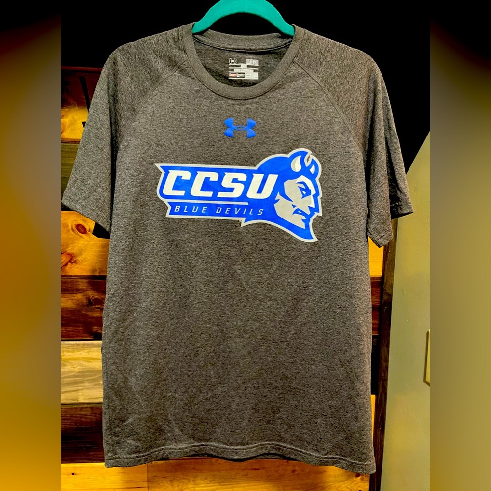 Brand new/Never worn/CCSU Under Armour T-Shirt. Size small/Loose fit